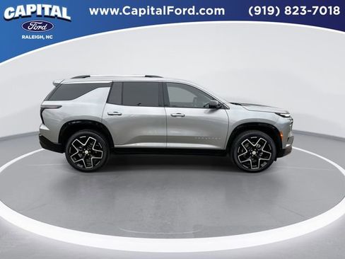 Used 2025 Chevrolet Traverse High Country image 9