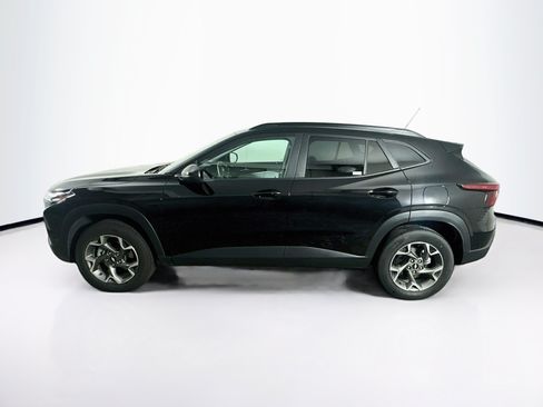 Used 2025 Chevrolet Trax LT w/ LT Convenience Package FWD image 4
