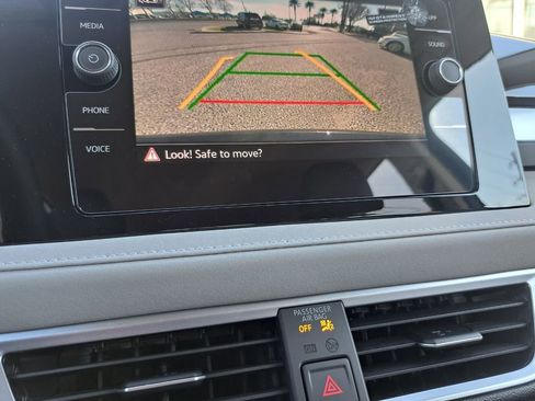 Used 2025 Volkswagen Taos SE image 10