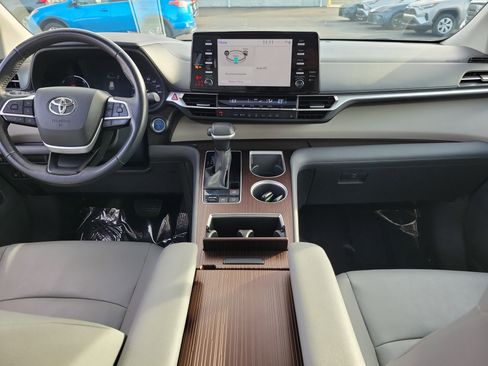 Used 2024 Toyota Sienna XLE image 9