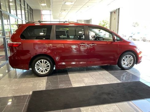 Used 2015 Toyota Sienna XLE FWD image 6