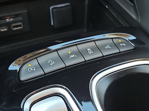 Used 2023 Buick Envision Avenir image 25