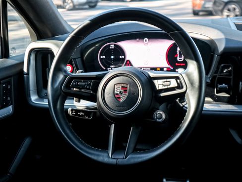Used 2024 Porsche Cayenne S image 18