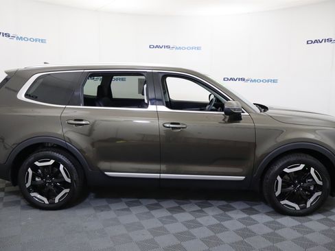 Used 2025 Kia Telluride EX w/ EX Captain's Chair Package image 4