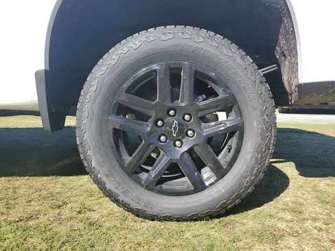 New 2026 Chevrolet Silverado 1500 Custom Trail Boss w/ LPO, Dark Essentials Package image 5