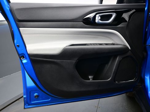 Used 2025 Jeep Compass Limited image 9