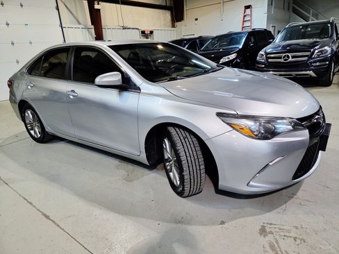 Used 2017 Toyota Camry SE w/ Moonroof Package FWD image 11
