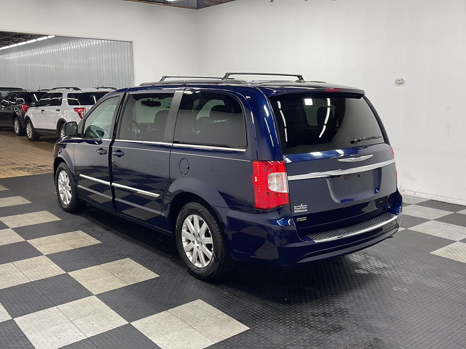 Used 2015 Chrysler Town & Country Touring FWD image 15