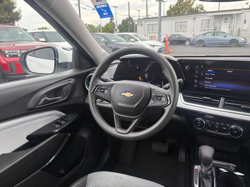 Used 2025 Chevrolet Trax LT FWD image 28