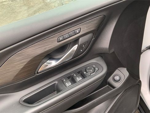 Used 2024 GMC Terrain SLT image 21