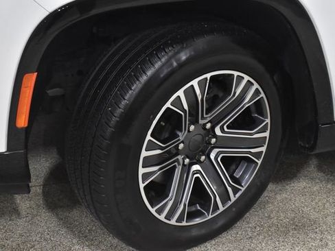 Certified 2024 Jeep Wagoneer Series II w/ Flexible Seating Group AWD/4WD image 11