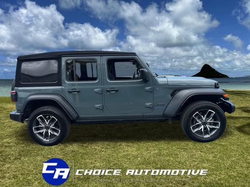 Used 2024 Jeep Wrangler Unlimited w/ Convenience Group AWD/4WD image 9