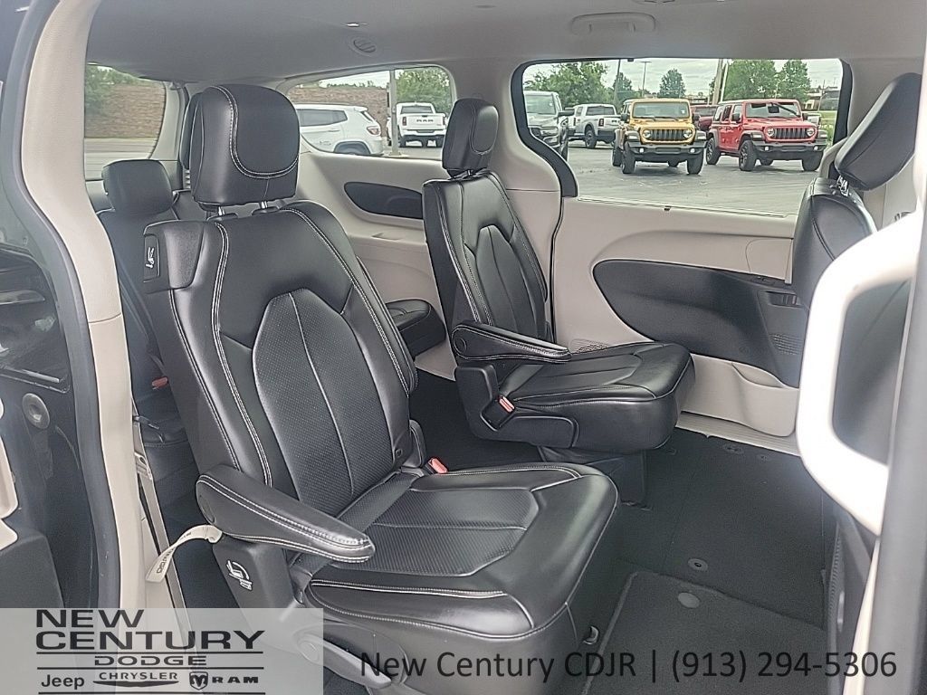 Used 2023 Chrysler Pacifica Touring-L FWD image 23