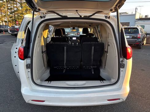 Used 2022 Chrysler Voyager LX image 17
