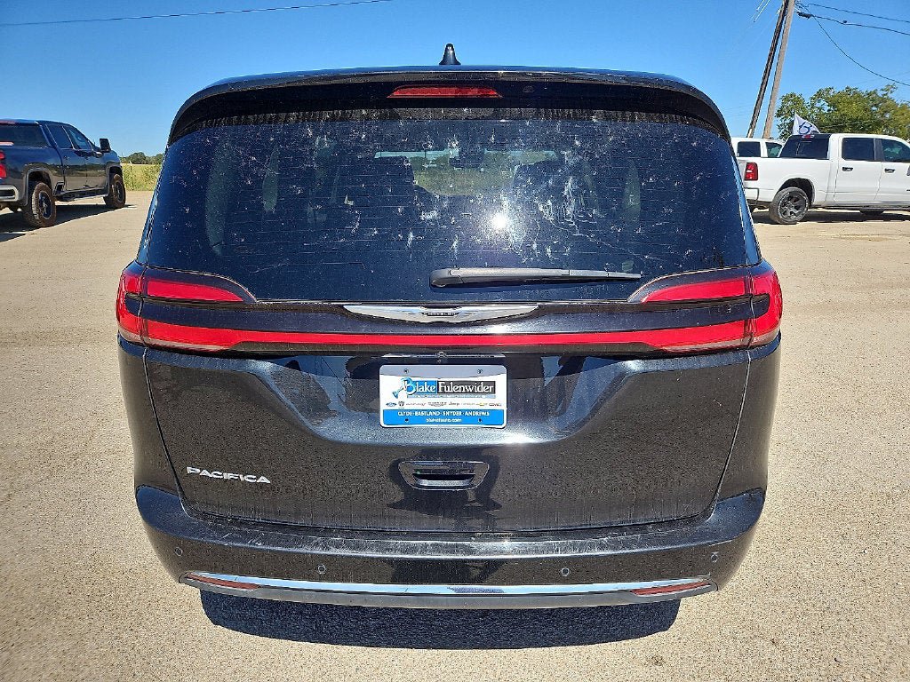 Used 2023 Chrysler Pacifica Touring-L FWD image 6