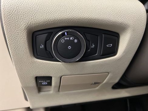 Used 2019 Lincoln Continental Select w/ Continental Climate Package image 23