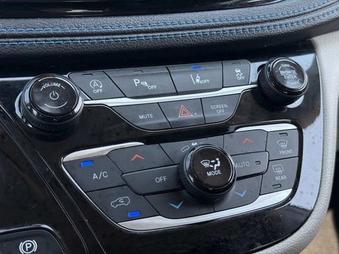 Used 2021 Chrysler Pacifica Touring-L FWD image 26