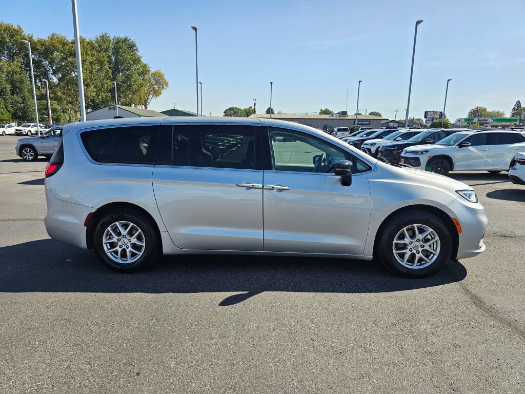 Used 2024 Chrysler Pacifica Touring-L FWD image 7