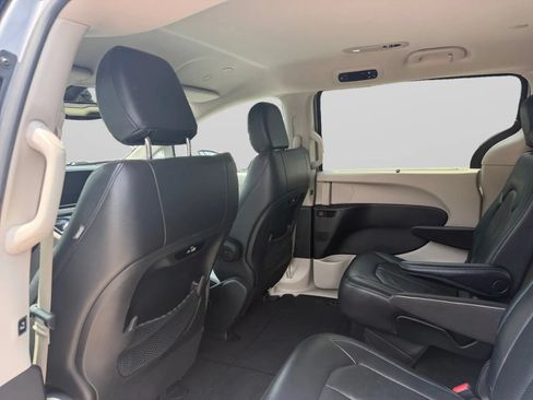 Used 2021 Chrysler Pacifica Touring-L FWD image 24