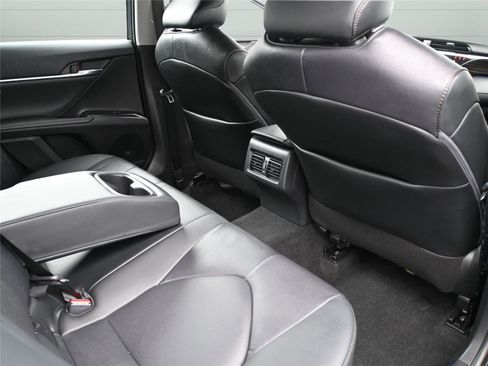 Used 2020 Toyota Camry XLE image 19