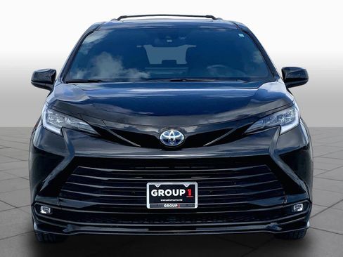 Used 2025 Toyota Sienna XLE Woodland Edition image 4