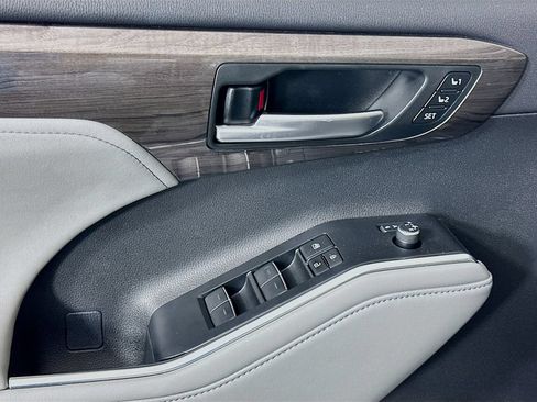 Used 2023 Toyota Highlander Platinum FWD image 18