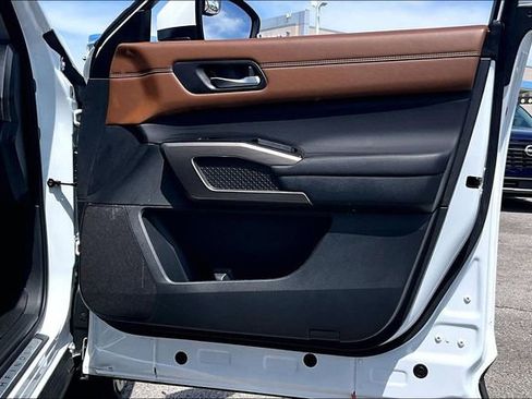 Certified 2025 Nissan Pathfinder Platinum image 27