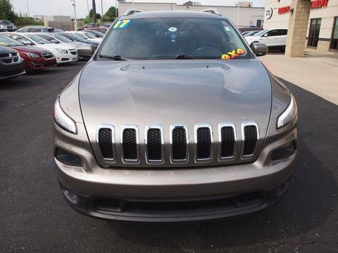 Used 2017 Jeep Cherokee Latitude AWD/4WD image 4