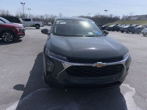 Used 2025 Chevrolet Trax LS w/ LS Convenience Package image 5