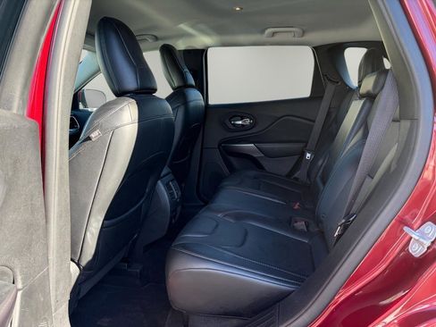 Used 2019 Jeep Cherokee Limited image 12