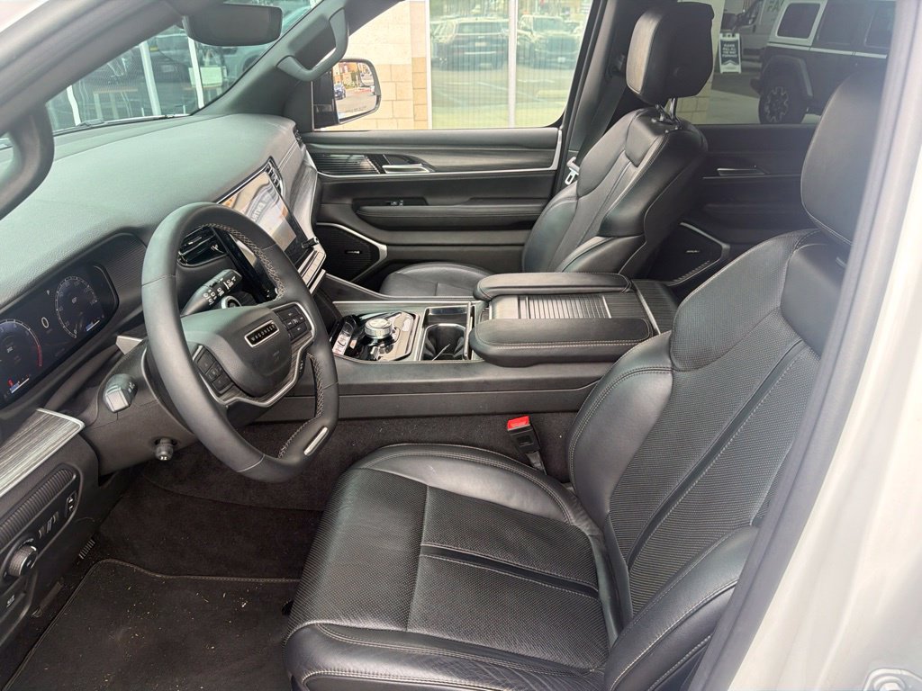 Used 2023 Jeep Wagoneer Series II AWD/4WD image 10