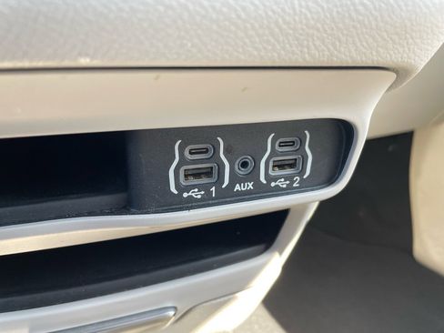 Used 2023 Chrysler Pacifica Touring-L image 13