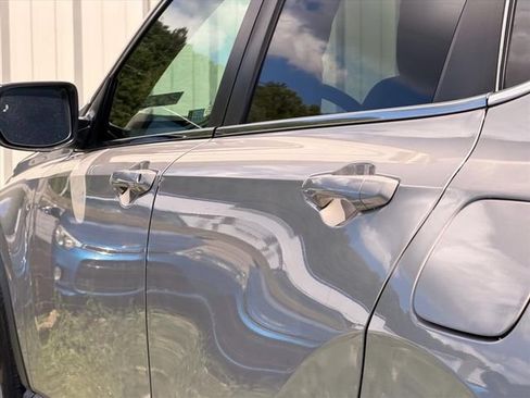 Used 2018 Honda CR-V Touring image 11