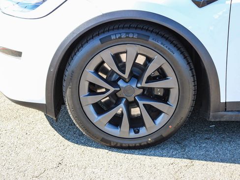 Used 2022 Tesla Model X Plaid image 9