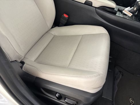 Used 2022 Lexus UX 200 w/ Accessory Package (Z1) FWD image 27