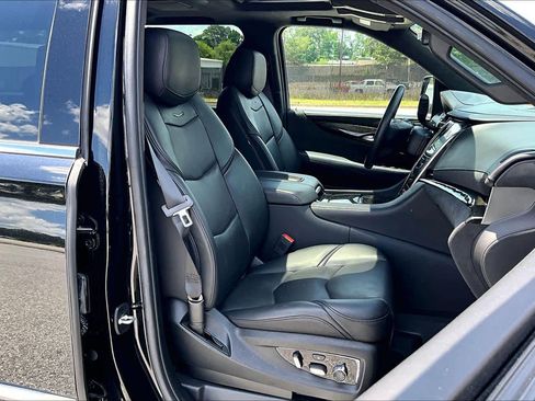 Used 2020 Cadillac Escalade Platinum RWD image 9
