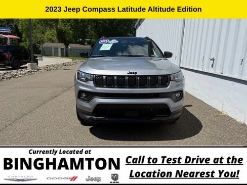 Used 2023 Jeep Compass Latitude w/ Convenience Group AWD/4WD image 3