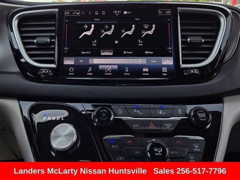Used 2023 Chrysler Pacifica Touring-L FWD image 21