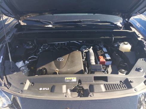 Used 2022 Toyota Highlander XLE image 2