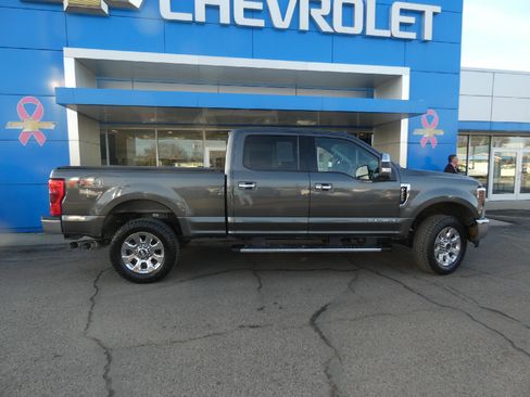 Used 2019 Ford F250 Lariat w/ Lariat Ultimate Package AWD/4WD image 2