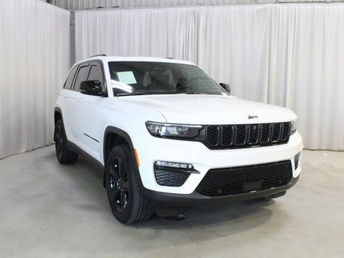 Used 2024 Jeep Grand Cherokee Limited w/ Luxury Tech Group II AWD/4WD image 40