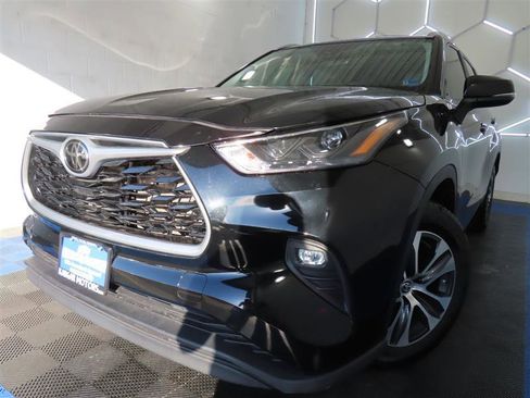 Used 2023 Toyota Highlander XLE FWD image 1