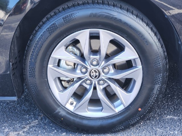 Certified 2025 Toyota Sienna LE FWD image 9