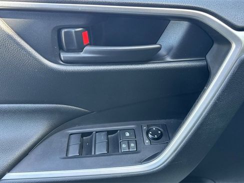 Used 2021 Toyota RAV4 SE image 11