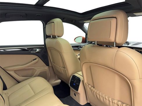 Used 2023 Porsche Macan image 48