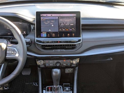 Used 2025 Jeep Compass Trailhawk w/ Trailhawk Elite Group image 19