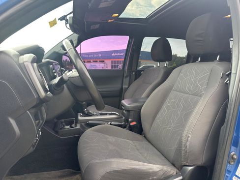 Used 2017 Toyota Tacoma TRD Sport w/ Premium & Technology Package AWD/4WD image 6