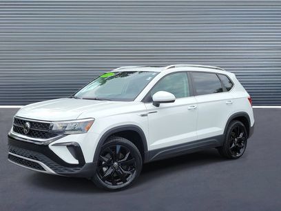 Used 2023 Volkswagen Taos SE w/ Panoramic Sunroof Package