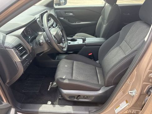 Used 2025 Nissan Rogue SV FWD image 17