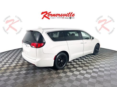 Used 2020 Chrysler Pacifica Touring image 7